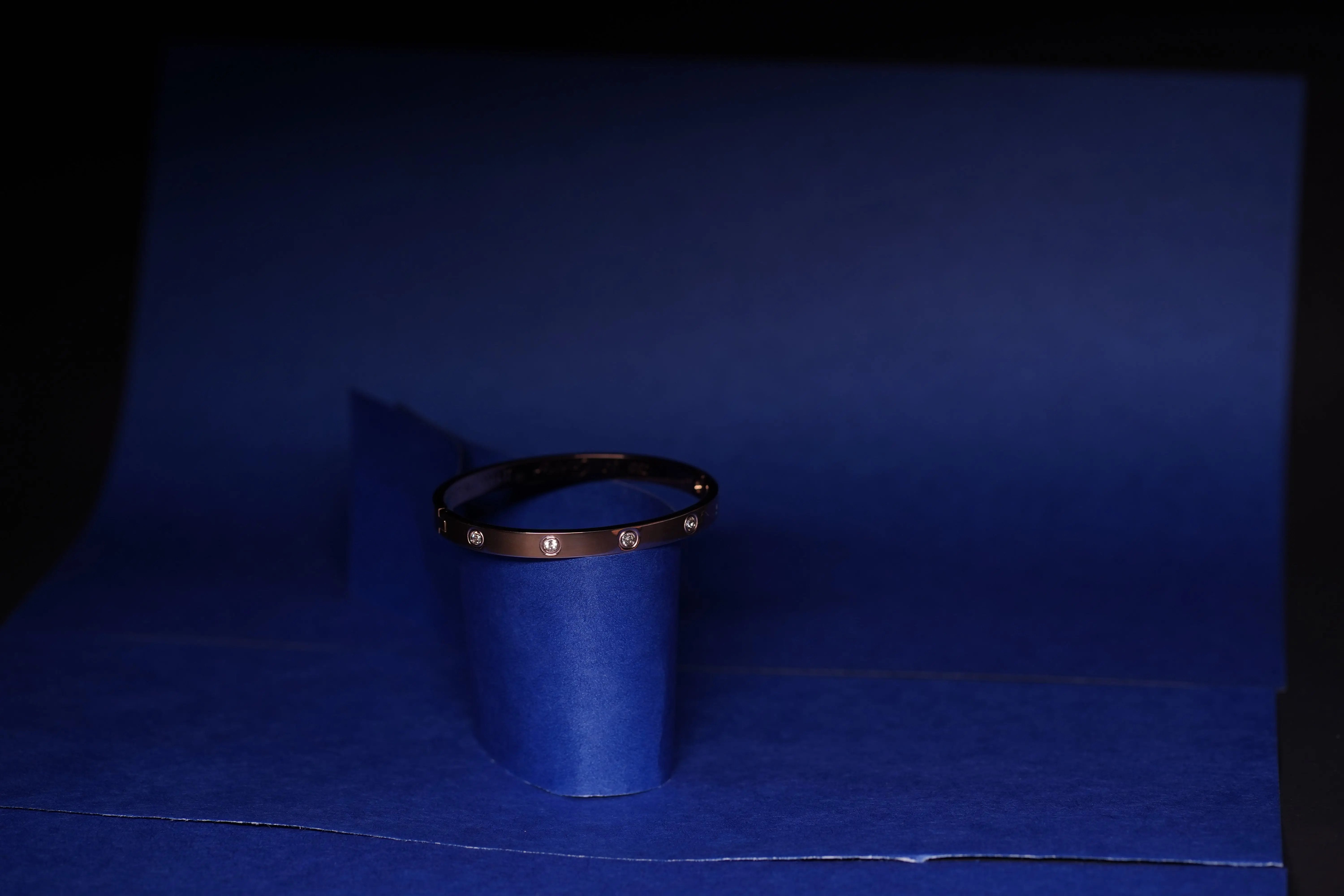 Elegant Rose Gold Bangle Bracelet with Crystal Accents ā Minimalist Luxury Jewelry. SIZZLE JEWELS