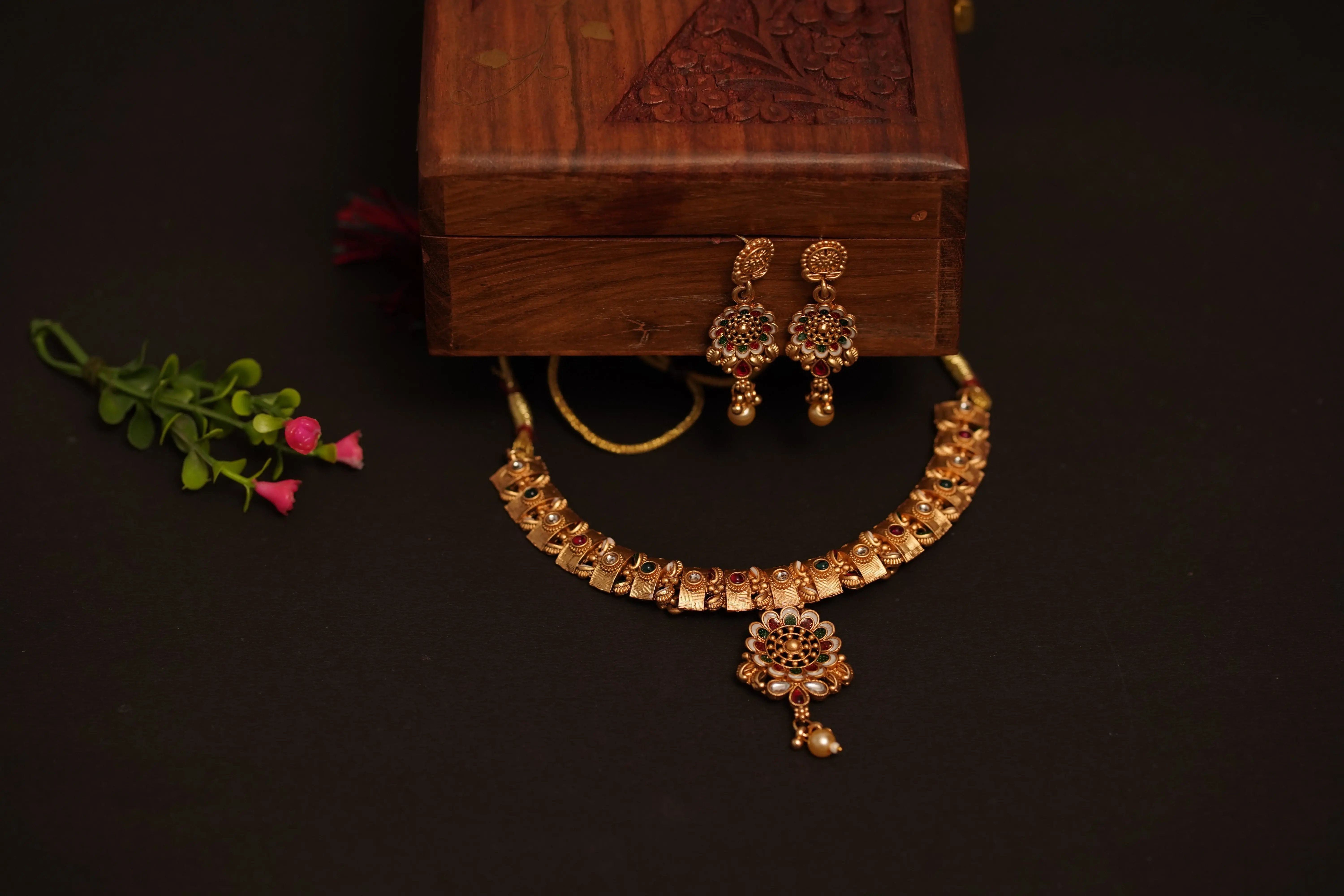 ✨ Traditional Gold-Plated Ethnic Necklace with Matching Earrings – Kundan & Pearl Indian Bridal Jewelry Set ✨ SIZZLE JEWELS