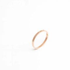 Elegant Rose Gold Bangle Bracelet with Crystal Accents ā Minimalist Luxury Jewelry. SIZZLE JEWELS