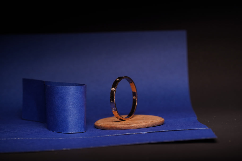 Elegant Rose Gold Bangle Bracelet with Crystal Accents – Minimalist Luxury Jewelry.